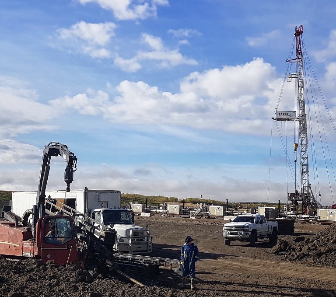 HDD rig and support equipment staged at oilfield wellsite